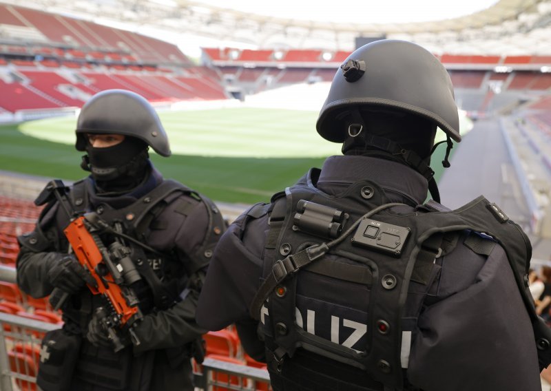 Više od 20.000 njemačkih policajaca priprema se za teroriste, huligane i kriminalce