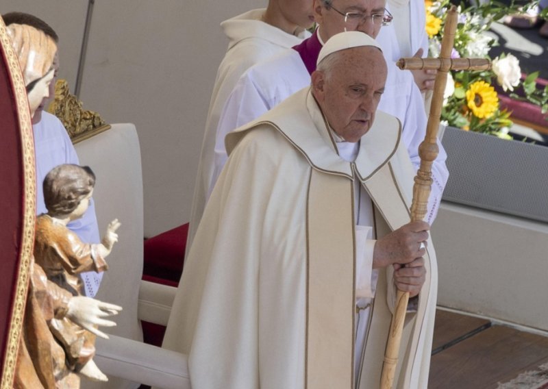 Papa Franjo ispričao se zbog homofobne izjave, svima koji su se osjetili povrijeđeni