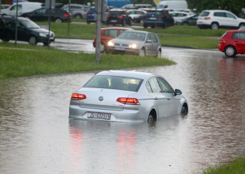 Na Karlovac se sručile ogromne količine kiše i izazvale bujične poplave, sve ekipe na terenu