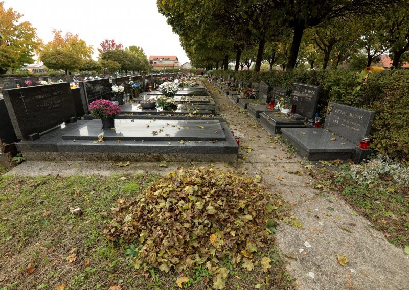 Oštećeno 15 obiteljskih grobnica na Miroševcu