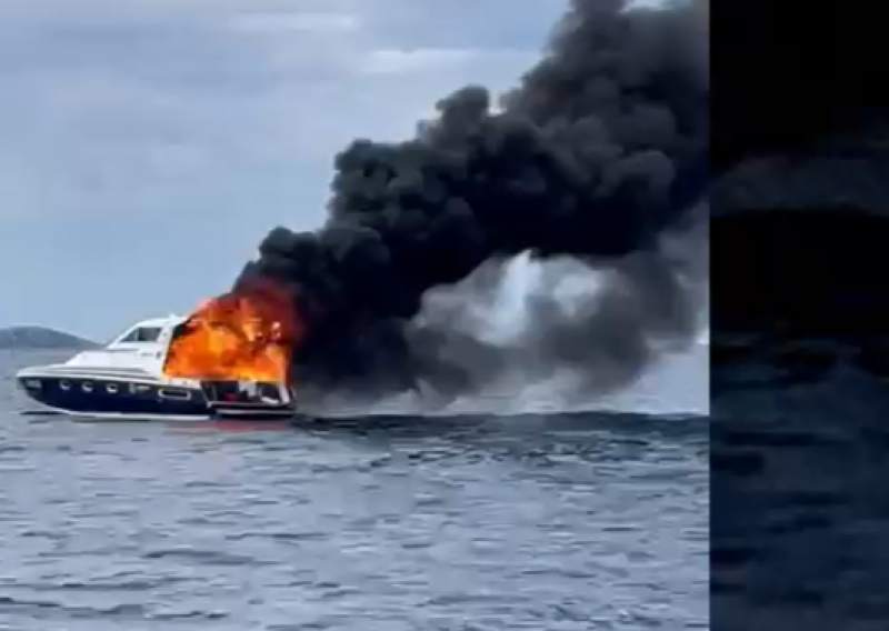 U potpunosti izgorio brod kod Nacionalnog parka Kornati