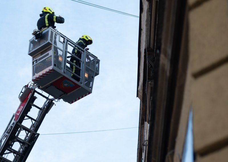 Drama u centru Zagreba: Od požara pobjegao na krov, život mu spašavali vatrogasci