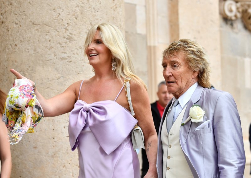 Ponosni tata Rod Stewart pojavio se u srebrnom odjelu držeći za ruku svoju treću suprugu