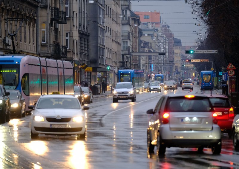 Nevrijeme poharalo Hrvatsku, pogledajte kako su zaplivali tramvaji u Zagrebu