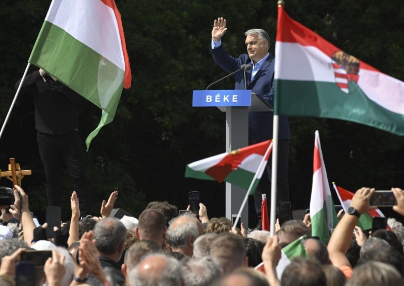 Tisuće u Budimpešti marširale za Orbana, on izjavio: 'Mi smo najveći mirotvorci'