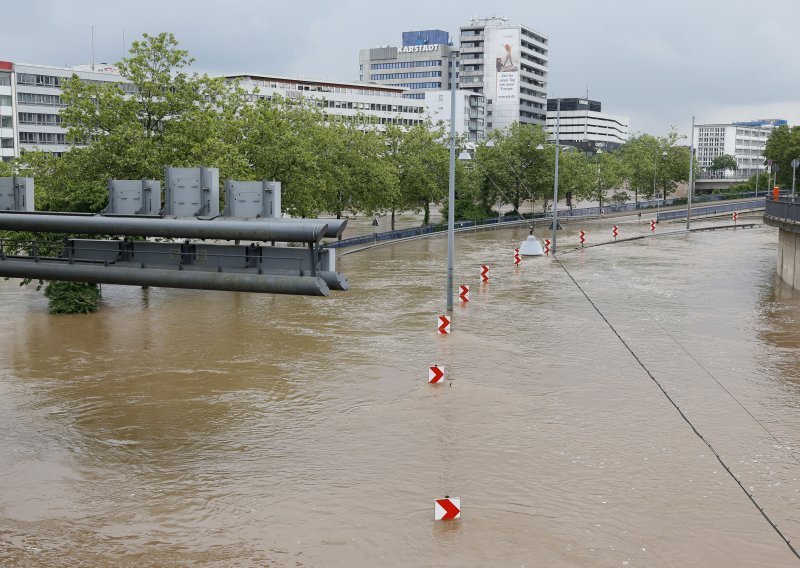 Pogledajte razmjere poplave u Njemačkoj: Vatrogasac poginuo, stotine evakuirane