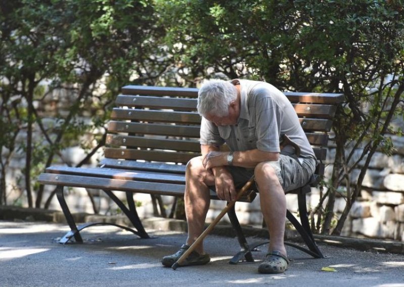 Država vam je i dosad gutala više od polovice novca koji ste uplaćivali za mirovine, a sada će još više