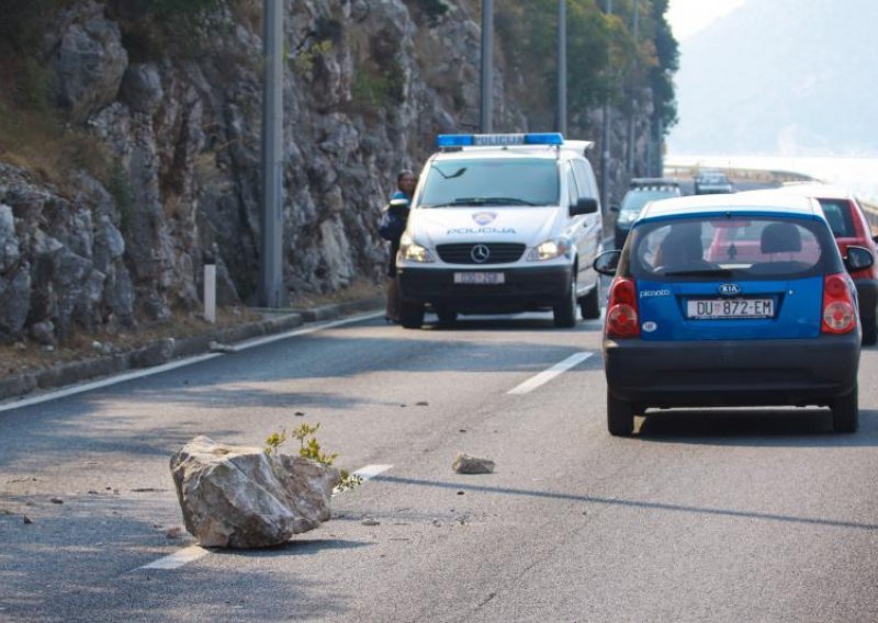 Stijena teška 200 kilograma gotovo usmrtila vozača!