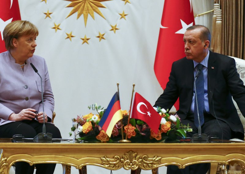 Merkel od Erdogana traži da oslobodi zatvorenog novinara