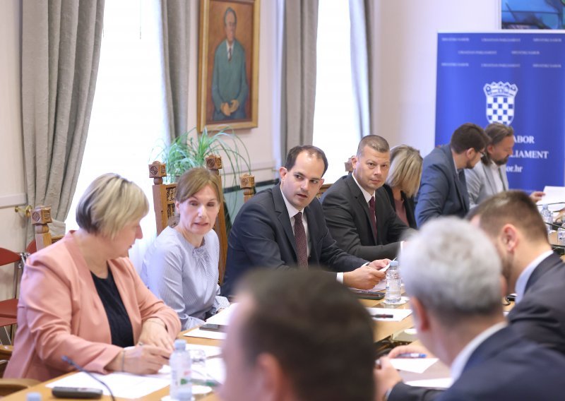 Objavljen poziv za izbor deset novih ustavnih sudaca