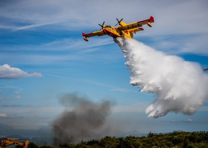 Veliki požar buknuo kod Trogira, gasilo ga 60 vatrogasaca s 22 vozila