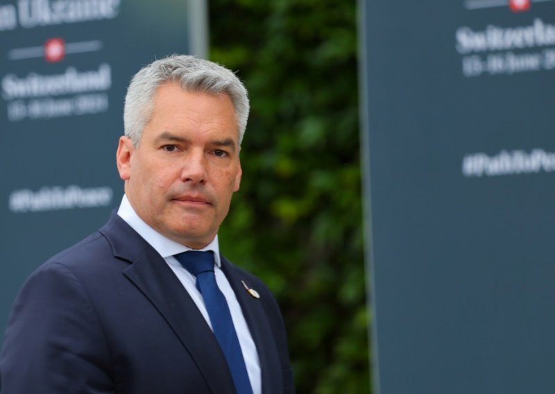 Van der Bellen ide na operaciju kralježnice, mijenja ga Nehammer