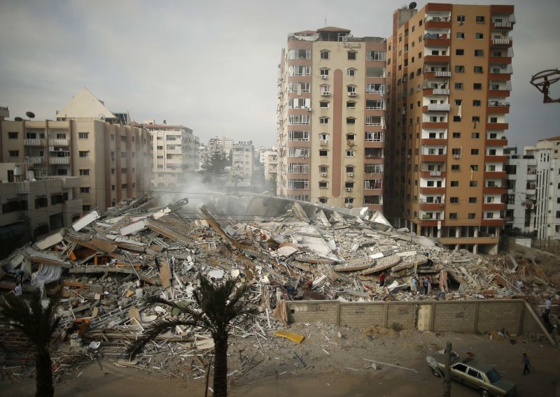 Izrael u Gazi srušio 13-katni stambeni neboder