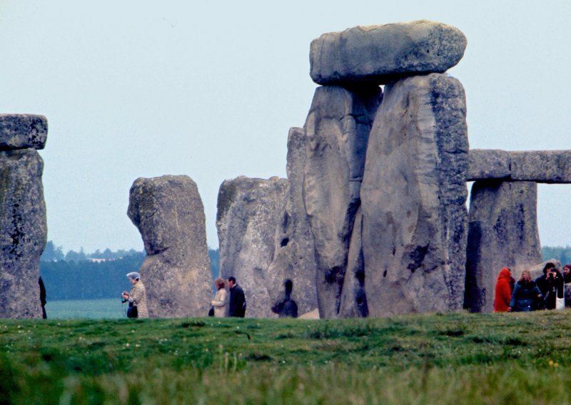 Aktivisti obojali Stonehenge, posjetitelji ih ometali: 'Izuzetno uznemirujuće'