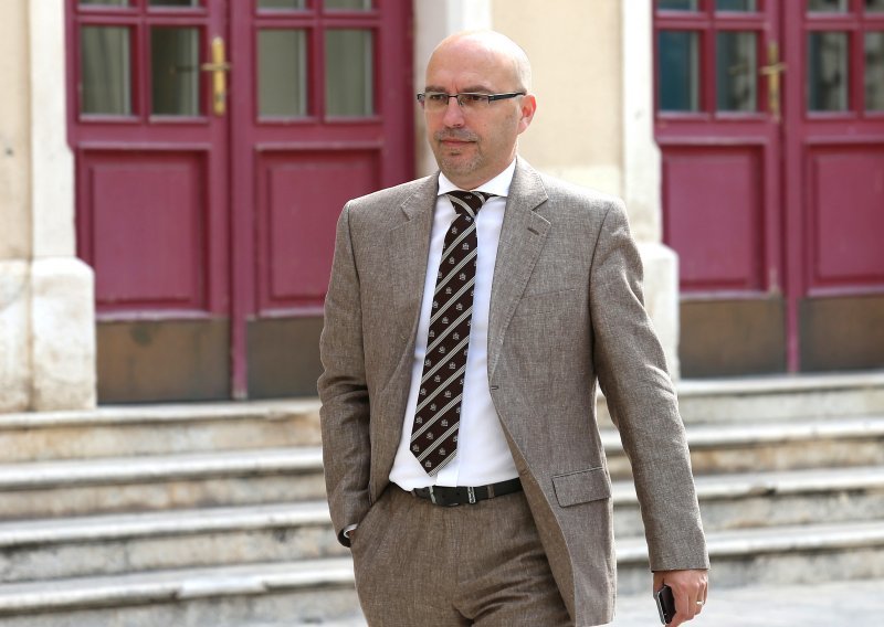 Predstavnici udruge 'Vukovar 1991' poljubili vrata Tužiteljstva u Beogradu