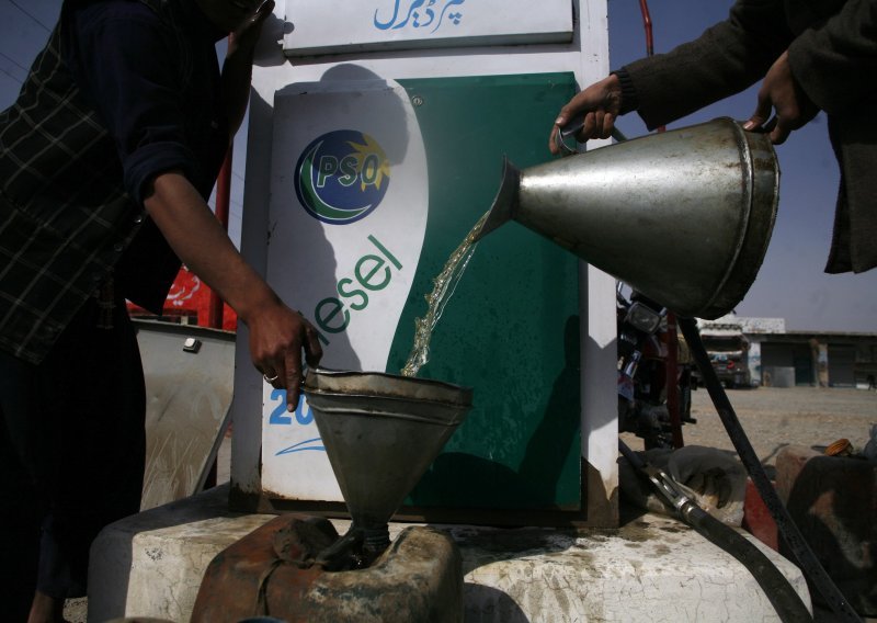 Iran pozvao kupce da naftu plaćaju lijekovima i hranom