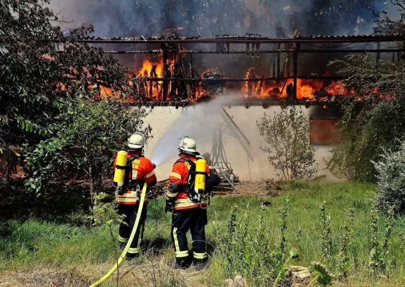 Kratkotrajno nevrijeme u Dalmaciji izazvalo požar u Makarskoj