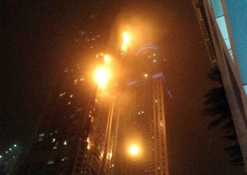 Požar izbio na 50. katu i uništio neboder u Dubaiju