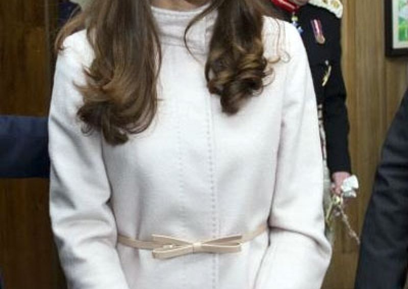 Tko je Kate Middleton barem 'do koljena'?