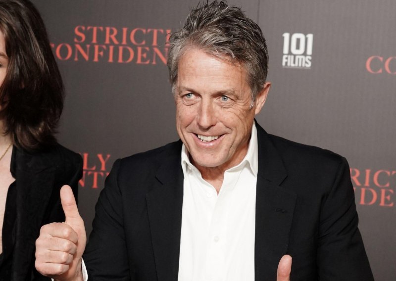 Hugh Grant je potpuno očaran Taylor Swift, a hvali i njezinog
'divovskog' dečka