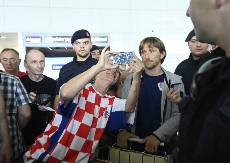 Vratili se Modrić i Vatreni nakon ispadanja s Eura; dočekali ih navijači, a Dalić u čudu!