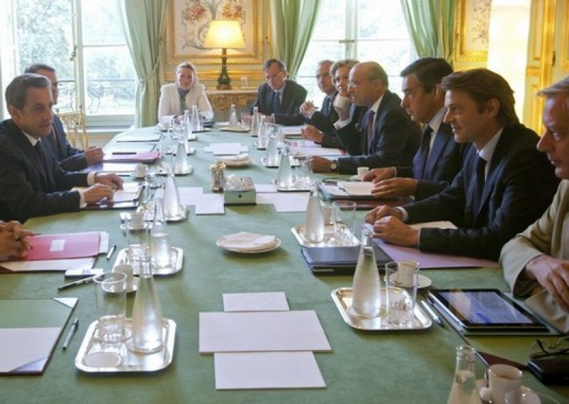 Sarkozy prekinuo odmor zbog kriznog sastanka