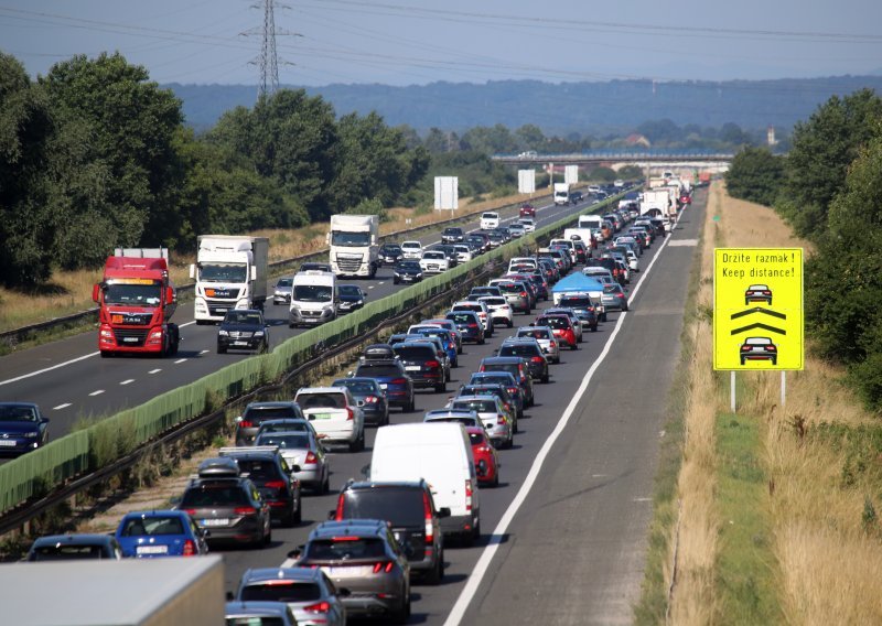 Počele gužve na cestama i granicama: Povremeno se vozi u kolonama