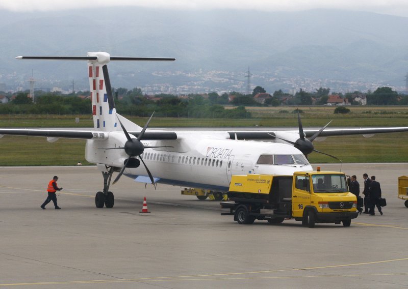 Avion Croatia Airlinesa vraćen na Pleso