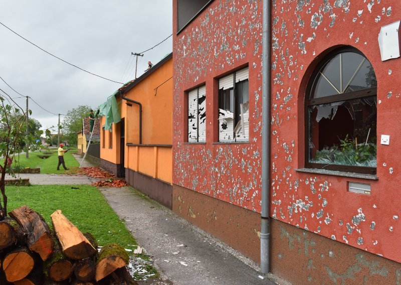 Ista ulica u Bošnjacima: Jedna kuća 'izbušena', druga netaknuta. Kako to?