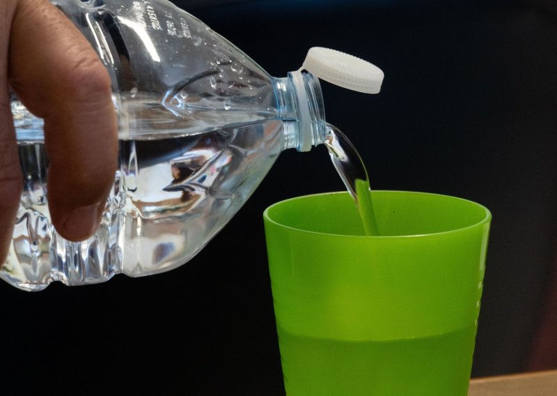 Od sada je obvezno: Plastične boce s ‘ne skidaj me’ čepovima