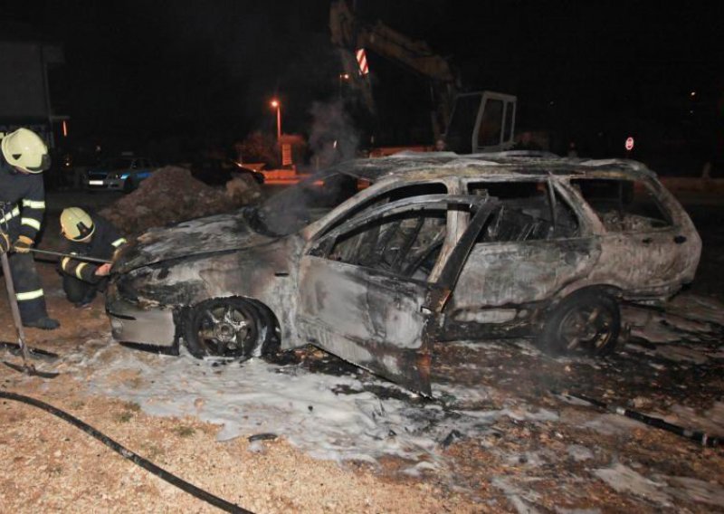 U Vukovaru zapaljena dva osobna automobila