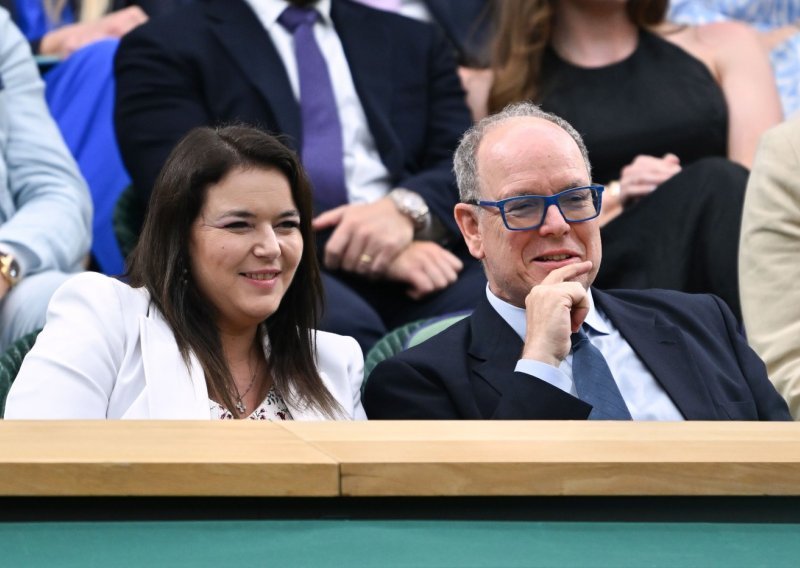 Princeze Charlene ni na vidiku: Princ Albert uživa u društvu elegantne brinete