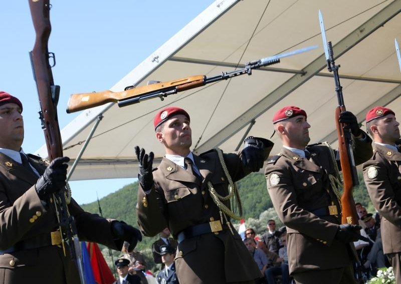 'Stop militarizaciji: Ne vojnom roku, ne vojnoj paradi!'