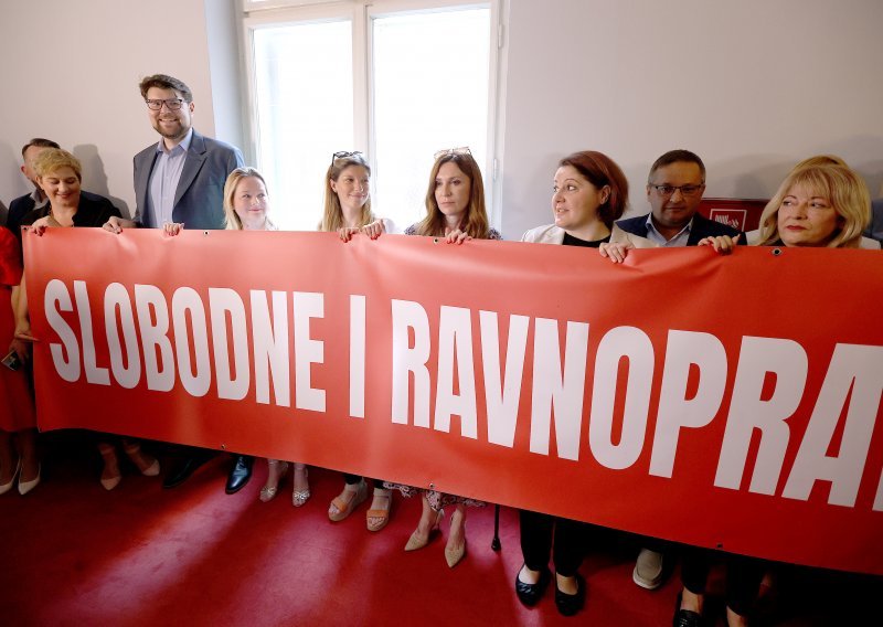 Svađa u Saboru zbog klečavaca, SDP-ovci dočekali Markić: 'Mamini sinovi, dignite se!'