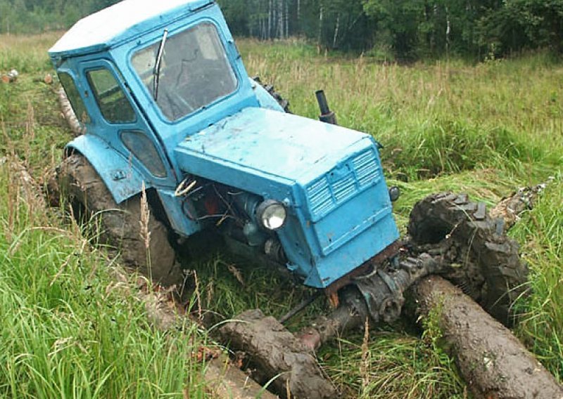 Instruktor vožnje poginuo pod prevrnutim traktorom