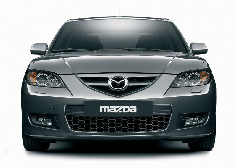 Mazda povlači 288.000 trojki i petica