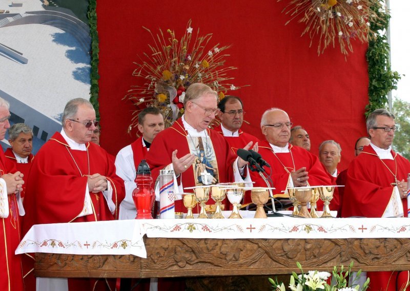 Biskup Štambuk izjavom o predsjedniku katoliku otvorio polemike