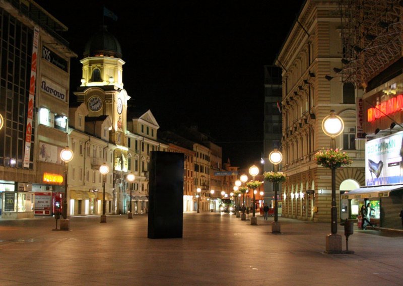 Misteriozni monolit na riječkom Korzu