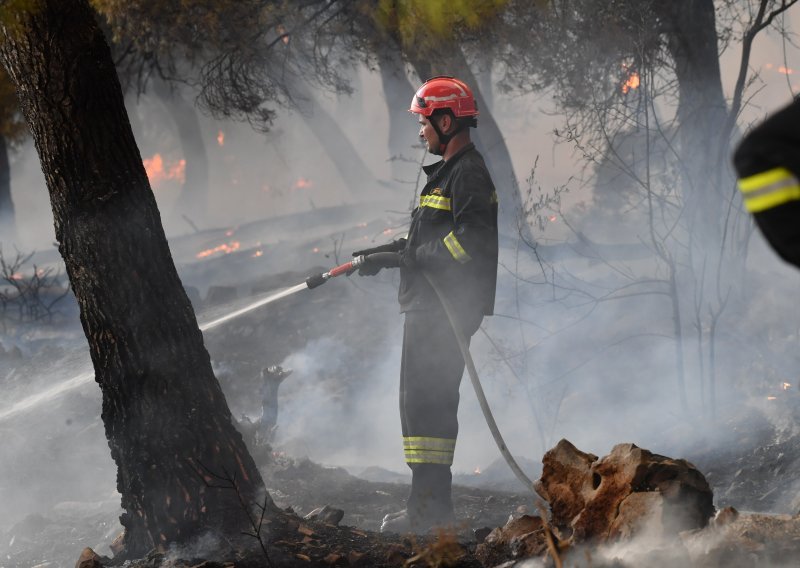 Požar kod Trogira pod kontrolom ali još nije ugašen