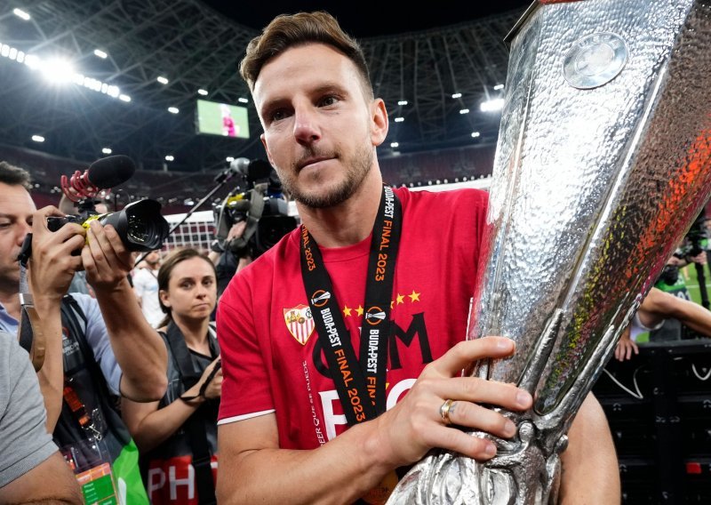 Ivan Rakitić je novi igrač Hajduka! Pogledajte kako su Bili lansirali raketu