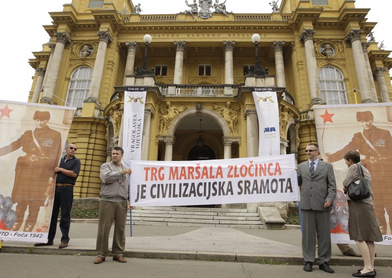 Treći prosvjed za povratak imena Kazališni trg