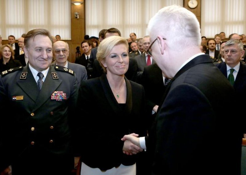 Josipović šeće, Kolinda čeka. Tko profitira?