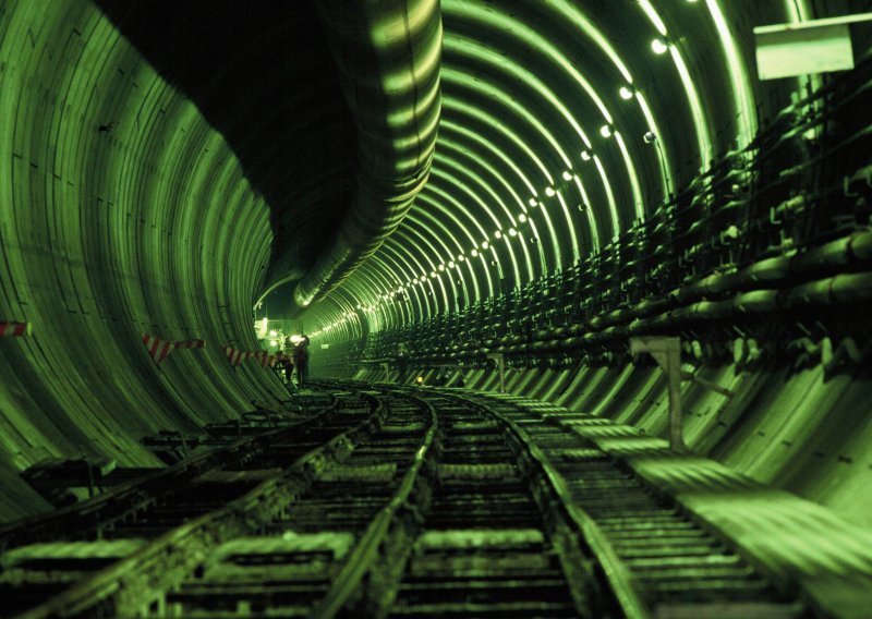 Eurotunnel privremeno zbog izbjeglica obustavio promet