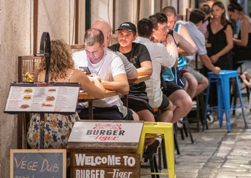 Podbačaj? U srpnju tri posto manje turista, povuklo prvih šest dana kolovoza
