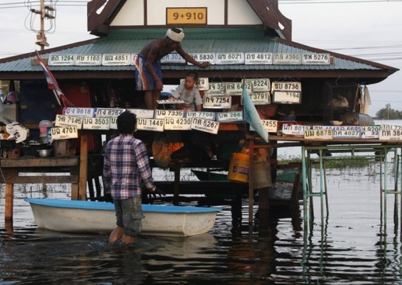 Najmanje 427 mrtvih u poplavama u Tajlandu