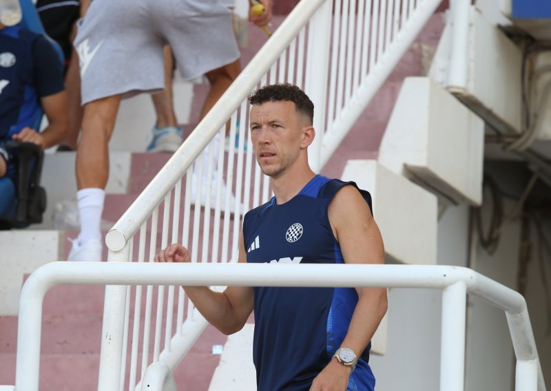 Postao je omražen; pogledajte što navijači Hajduka rade s Perišićevim dresom