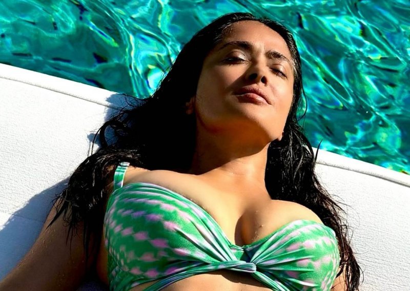 Salma Hayek kao chic Francuskinja: Hit komplet uskladila s 'ružnim' japankama