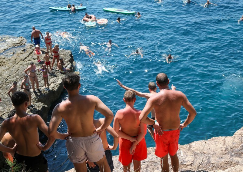 Srce je sezone, a turista ima manje nego lani. Što se događa?