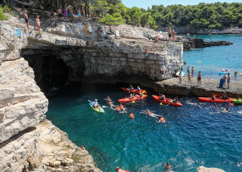 Ova plaža je nešto posebno: Skakanje s litica i kupanje u špilji nezaboravan su užitak