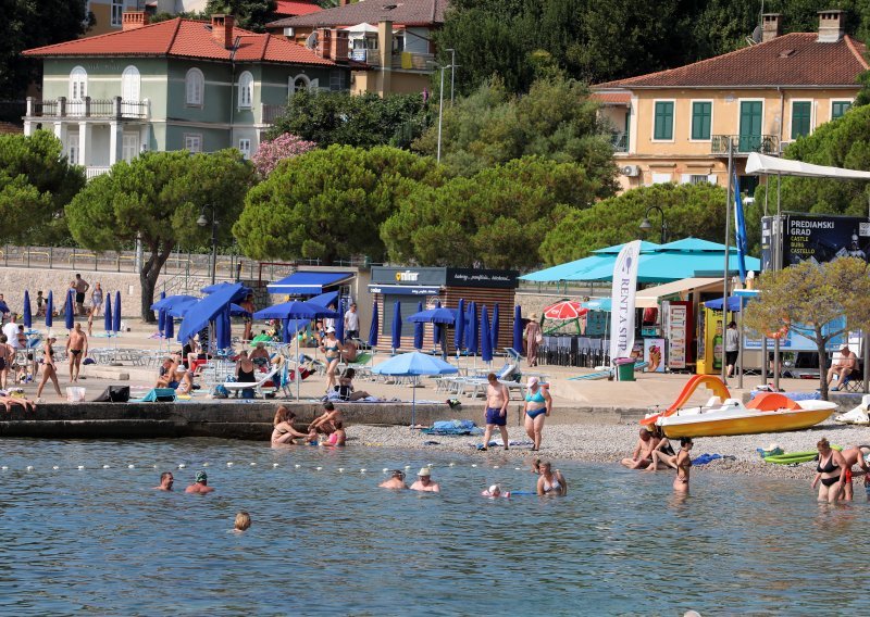 Onečišćeno more na kvarnerskoj plaži: Zabranjeno kupanje